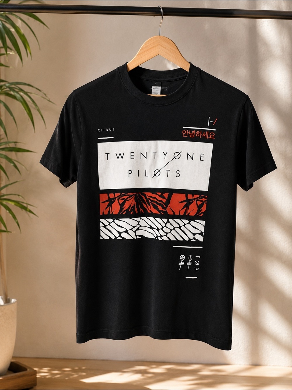 Rock Me Graphic Print Top Size M